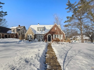 1303 SW Pembroke Ln, Topeka, KS 66604