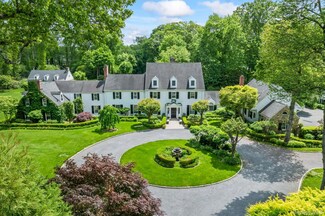 8 Stonegate Ln, Glen Head, NY 11545