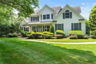 2 Old Brookville Ct, Manorville, NY 11949