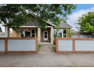 1434 N Hazelnut Ct, Canby, OR 97013