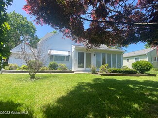 51 Woodlawn Dr, Ravena, NY 12143