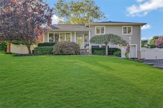 12 Duncan Ln, Halesite, NY 11743