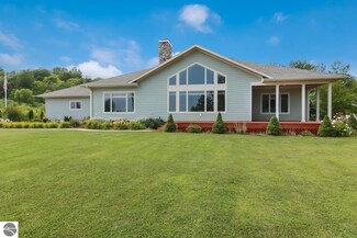 4623 S Bay Valley Dr, Suttons Bay, MI 49682