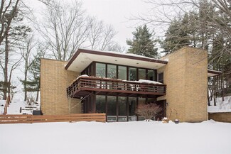 5 S Pleasant Ave, Beverly Shores, IN 46301