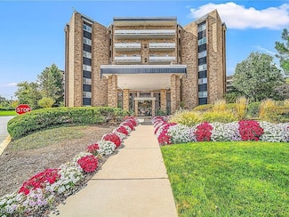 2202 Acacia Park Dr, Cleveland, OH 44124