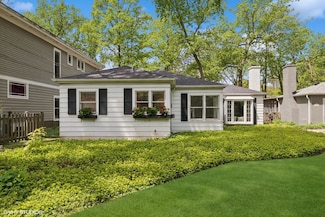836 E Glenwood Rd, Glenview, IL 60025