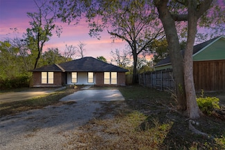 412 N 5th St, Midlothian, TX 76065