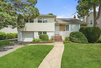 18 Melanie Ln, Syosset, NY 11791