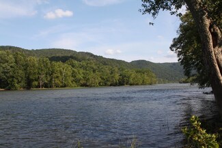 1451 New River Rd, Hinton, WV 25951