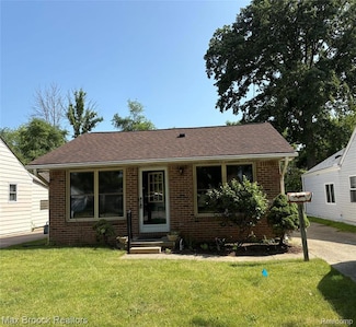 21572 E 8 Mile Rd, Harper Woods, MI 48225