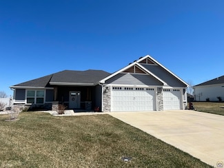 2916 Twin Lakes Cir, Emporia, KS 66801