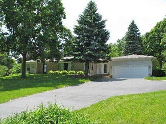 3N474 Oakwood Dr, Saint Charles, IL 60175