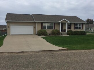 171 Pleasant Creek Dr, Palo, IA 52324