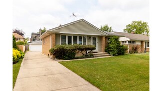 8276 N Elmore St, Niles, IL 60714