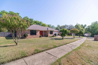 1566 Hunters Creek Dr, Cantonment, FL 32533
