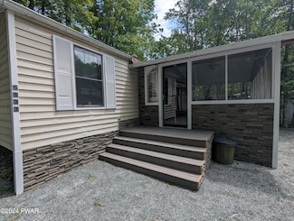 5133 Mohican Dr, Shohola, PA 18458