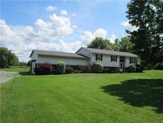 2872 Gull Ln, Transfer, PA 16154