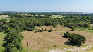 8 Orchard Oaks Ln, Brenham, TX 77833