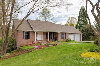 1420 Patriots Dr, Hendersonville, NC 28739