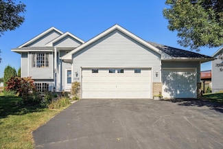 1018 Pioneer Trail SE, Cambridge, MN 55008