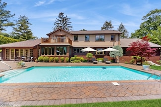 1 Woodmere Ct, Caldwell, NJ 07006