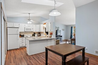 1060 Pond View Ct, Saint Paul, MN 55127