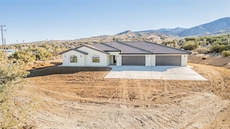 1275 Hollister Rd, Piñon Hills, CA 92372