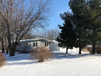 1951 Carrier Rd, Palo, IA 52324