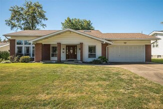 904 Lamplight Ln, Hazelwood, MO 63042