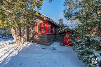 2 Chipmunk Ln, Lake Placid, NY 12946