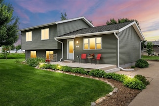 52 Thompson Dr, Palo, IA 52324