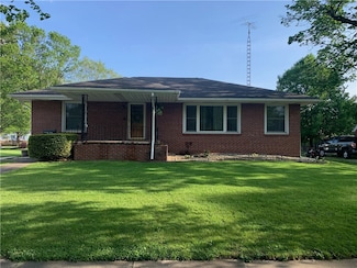 215 E Monroe Ave, Chrisman, IL 61924