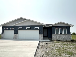 130 Moonlight Dr, Waterloo, IA 50701