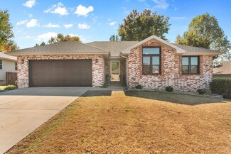 2286 W Arlington St, Springfield, MO 65810