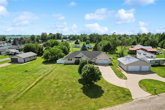 405 Linn Dr, Palo, IA 52324