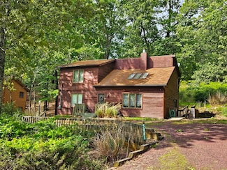 5081 Woodbridge Dr E, Bushkill, PA 18324