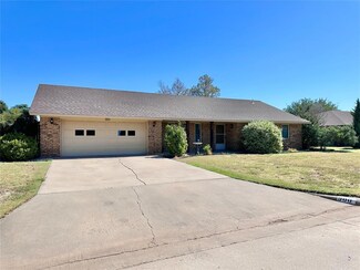 900 Cambridge Dr, Altus, OK 73521