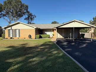 117 Brookview Ln, Palestine, TX 75803
