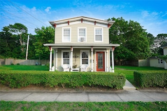 56 Academy St, Patchogue, NY 11772