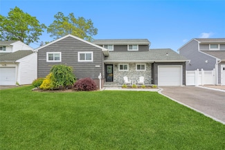 321 2nd Ave, Massapequa Park, NY 11762