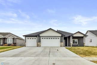 7352 Eagle Point Dr S, Fargo, ND 58104