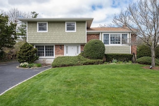 15 Hayrick Ln, ComMacK, NY 11725