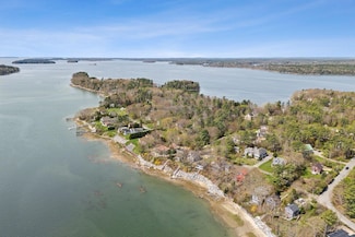 44 Maquoit Dr, Freeport, ME 04032