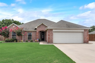 122 E 2nd St, Lindsay, TX 76250