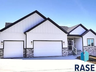 501 N Corsair Cir, Sioux Falls, SD 57110