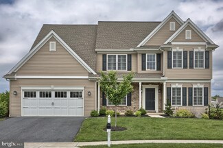 128 Woods Edge Dr, Hummelstown, PA 17036
