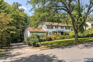 10 Flanders Dr, Pine Brook, NJ 07058