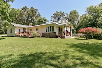 105 Robinhood Dr, Cassville, MO 65625