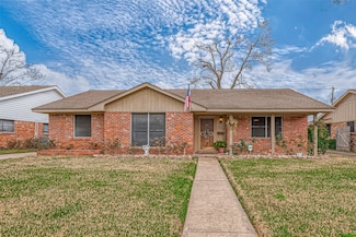 6730 Lindyann Ln, Houston, TX 77008
