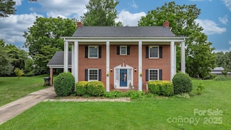 55 Hennessee St, Morganton, NC 28655